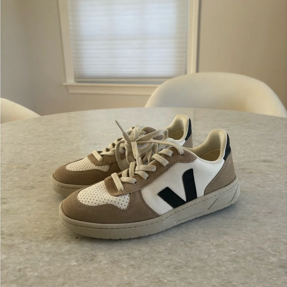 Veja sides sole cushioned